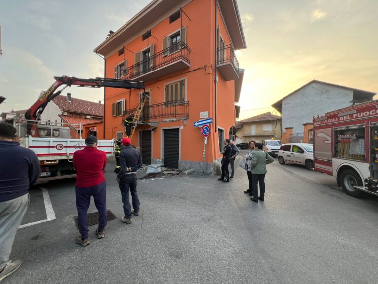 Il Camion Della Raccolta Rifiuti Travolge E Abbatte Un Balcone