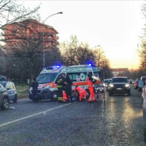 Quindicenne travolto da un’auto mentre stava andando a scuola