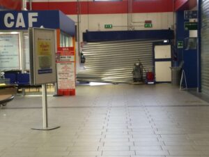 Ladri tentano di sradicare il bancomat al Carrefour di Leinì