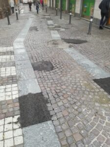 Strade colabrodo: rappezzi, polemiche e feriti