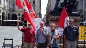 In piedi e incatenato per tutto il giorno sotto il sole per riottenere il lavoro: la protesta finisce in ospedale