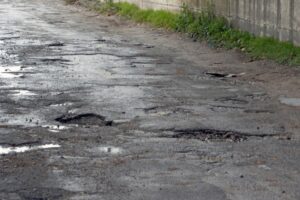 Domani, giovedì 14, transito vietato in strada Crotti per lavori alla pavimentazione stradale