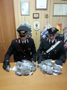 Due corrieri arrestati a Ciriè con un chilo di marijuana. Ai carabinieri: «Spacciamo perché disoccupati»