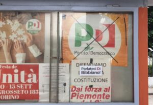 «Parlateci di Bibbiano», decine di adesivi contro il Pd nella Reale