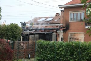 Incendio in una casa a Venaria: quattro famiglie sgombrate e una donna intossicata