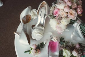 Come scegliere la scarpa da sposa perfetta: da Chanel alle All Stars per il dopo ricevimento