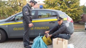 Falso marchio “Ce” su prodotti potenzialmente nocivi: sequestro e denuncia a Lanzo