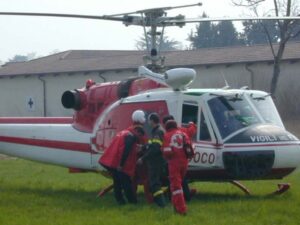 Travolto dal macchinario che stava verniciando: tragedia in fabbrica