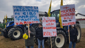 Cento agricoltori e 50 trattori in campo per dire “no” alla variante