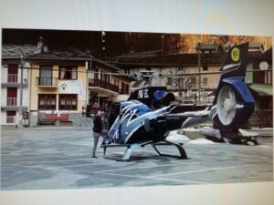 Atterra con l’elicottero tra le case del paese: pilota denunciato