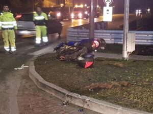 In moto contro un palo, muore 26enne di Cafasse