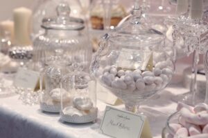 Mondo Wedding, l’evoluzione della confettata: White table, Sweet table e Candy Bar