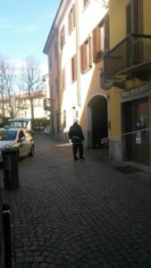 Il camion è troppo alto e “abbatte” un balcone in via Matteotti