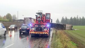 Si ribalta tir carico di rifiuti sulla sp 2: traffico in tilt