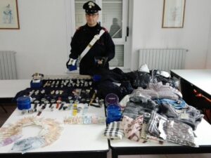 Orologi e vestiti “tarocchi”: pensionato venariese denunciato per detenzione di merce contraffatta