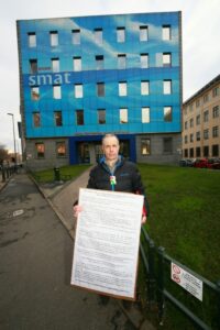 Nuova protesta dell’ex letturista rimasto senza lavoro: sit-in davanti alla sede Smat di Torino