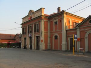 Sbarra contro camion frigo: rallentamenti sulla linea ferroviaria