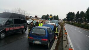 In auto contromano davanti all’aeroporto: “Poteva finire in un disastro”