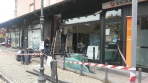 Banda di ladri sradica il bancomat dell’Unicredit di San Maurizio