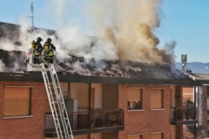 Si incendia il tetto presso cui stanno lavorando: 4 operai intossicati a Venaria