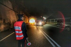 L’incidente mette in luce i problemi strutturali del tunnel: scatta la chiusura temporanea