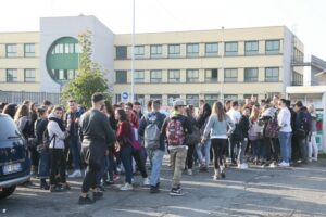 «Difendiamo il nostro intervallo», la protesta dei 1000 studenti dell’istituto D’Oria