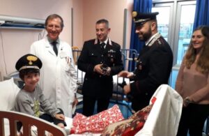 Carabinieri in versione Babbo Natale per i bimbi del reparto di Pediatria – VIDEO