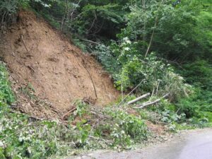 Pericolo frane di fango: la strada provinciale delle Valli di Lanzo chiusa al Pian della Mussa