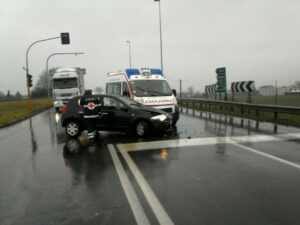 Auto contro ambulanza: 4 feriti a Caselle