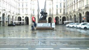 L’ex letturista rimasto senza lavoro alza il livello della protesta: sciopero della fame sotto il Comune di Torino