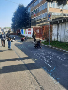 A colpi di gessetto contro i molestatori della strada