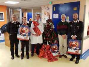 Il Natale entra nel reparto di Pediatria a Ciriè con i regali consegnati dai carabinieri