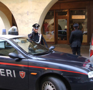 È accaduto ancora: falsi carabinieri truffano anziana