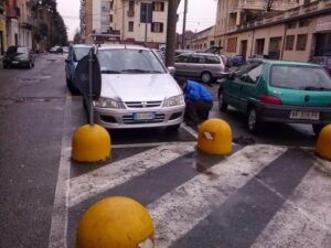 Amaro risveglio a Ciriè: sventrate nella notte le gomme di decine di auto in sosta