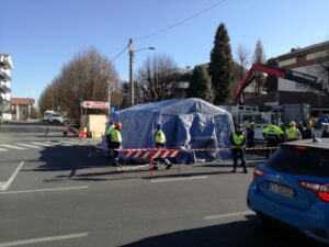 Coronavirus: tenda pneumatica in allestimento davanti all’ospedale di Ciriè