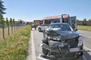 Scontro dopo l’inversione di marcia sul rettilineo: tre feriti, uno è grave