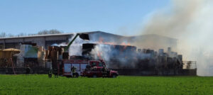 Fiamme nella cartiera a Front, vigili del fuoco al lavoro