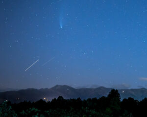 Lo spettacolo della cometa Neowise nei cieli canavesani: tutti con il naso all’insù