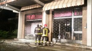 In fiamme il negozio della parrucchiera: indagini dei carabinieri