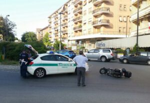 Auto contro moto alla rotonda, ragazzo ferito a Venaria