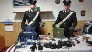 Pistole, proiettili e un giubbotto anti proiettile a casa e in garage: arrestato 48enne