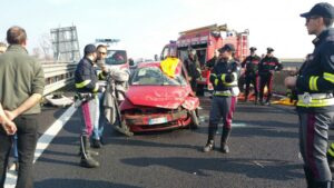 Schianto contro il guard rail davanti all’aeroporto: un ferito e disagi al traffico