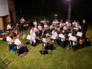 Location d’eccezione circondata dalla musica: successo per il concerto offerto dal Corpo Musicale Alpino di Ceres