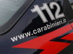 Nella fuga, ladri investono con l’auto addetto alla vigilanza: non è grave