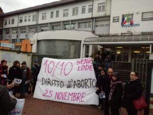 “Impedire le interruzioni di gravidanza volontarie è una vera e propria violenza di genere”, flashmob davanti all’ospedale