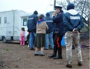 Sorprende tre ladre che stanno rubando a casa dell’anziano genitore e ne fa arrestare una