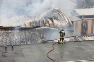 Incendio a Leinì: in fiamme una fabbrica di sedie