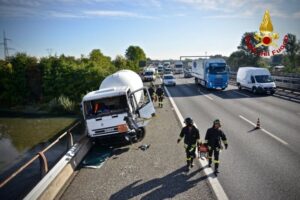 Code a causa di un incidente: paura per un mezzo che trasportava materiale infiammabile