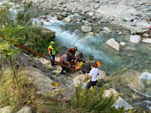 Cede la staccionata, donna cade sulle rocce a Cantoira