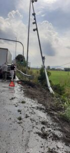 Camion tampona un suv, abbatte il semaforo ed esce di strada